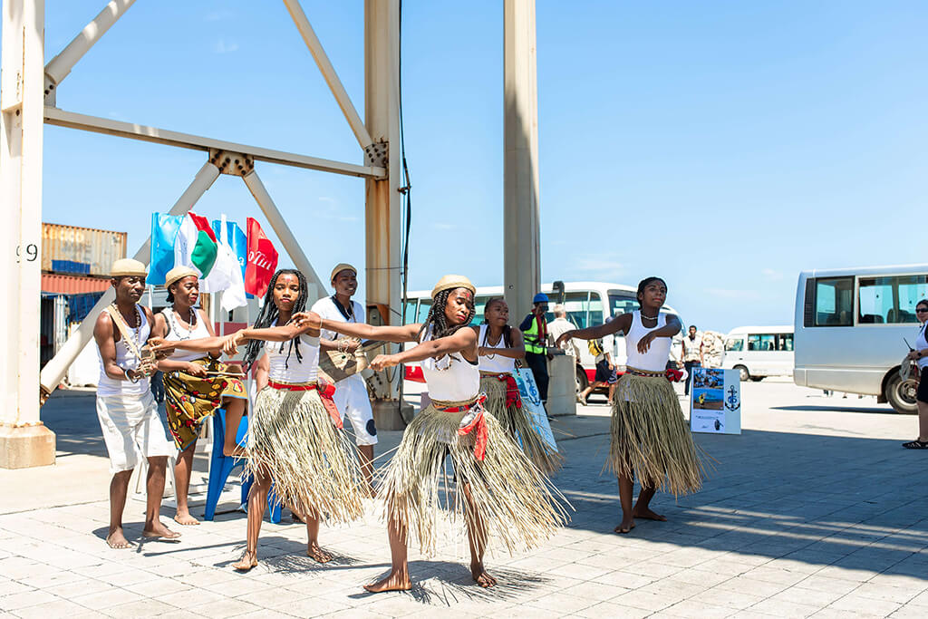 Danseurs traditionnels accueillant les croisiéristes